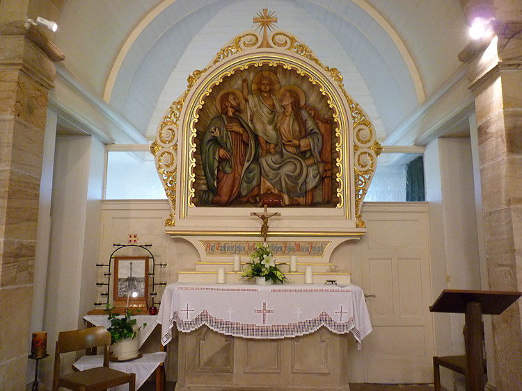 Der Hauptaltar stellt die Heilige Familie dar und wurde nach einem Bild von Franz Ittenbach und wurde von der Firma Georg Busch & Söhne in Groß-Steinheim am Main gefertigt.